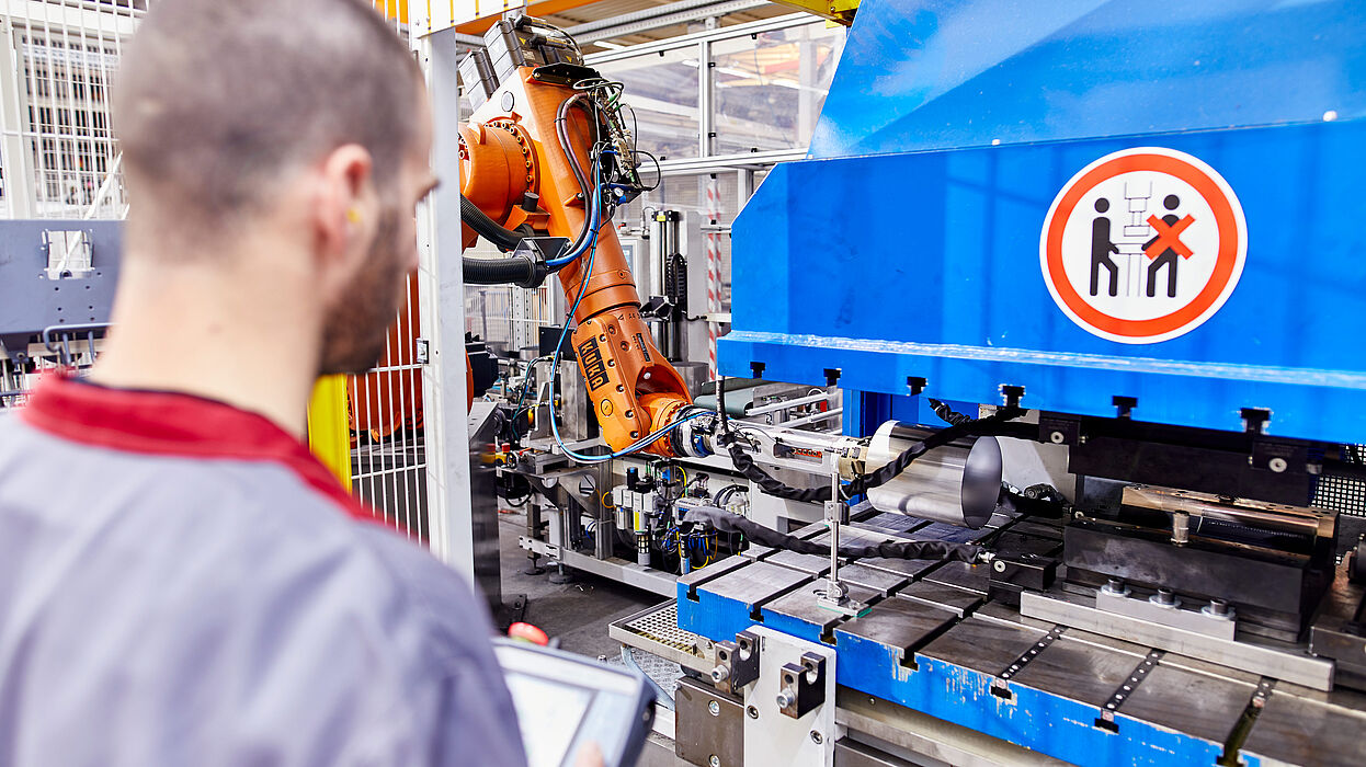 fischer-Mitarbeiter beim Umformen