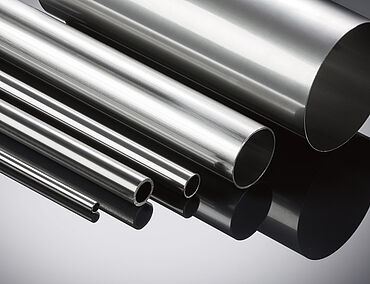 Gruppe von Edelstahlrohren mit verschiedenen Durchmessern und Wandstärken